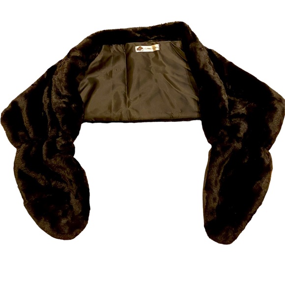 Women’s CLMMEIYUA Faux Fur Shrug/Wrap/Shawl Over the Shoulders OS fits medium - Picture 2 of 7